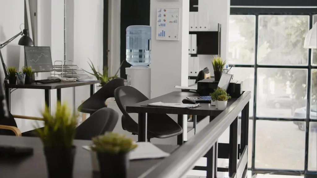  در این مقاله همه چیز در مورد الزامات مهم در طراحی داخلی فضای اداری را در اختیارتان قرار دادیم و به نکات بسیار زیادی اشاره کردیم که رعایت کردن تمامی آن‌ها می‌تواند باعث بهبود بهره‌وری و بسیاری از عوامل دیگر شود.