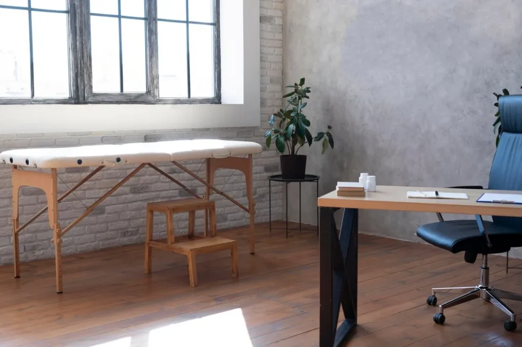  در این مقاله همه چیز در مورد الزامات مهم در طراحی داخلی فضای اداری را در اختیارتان قرار دادیم و به نکات بسیار زیادی اشاره کردیم که رعایت کردن تمامی آن‌ها می‌تواند باعث بهبود بهره‌وری و بسیاری از عوامل دیگر شود.